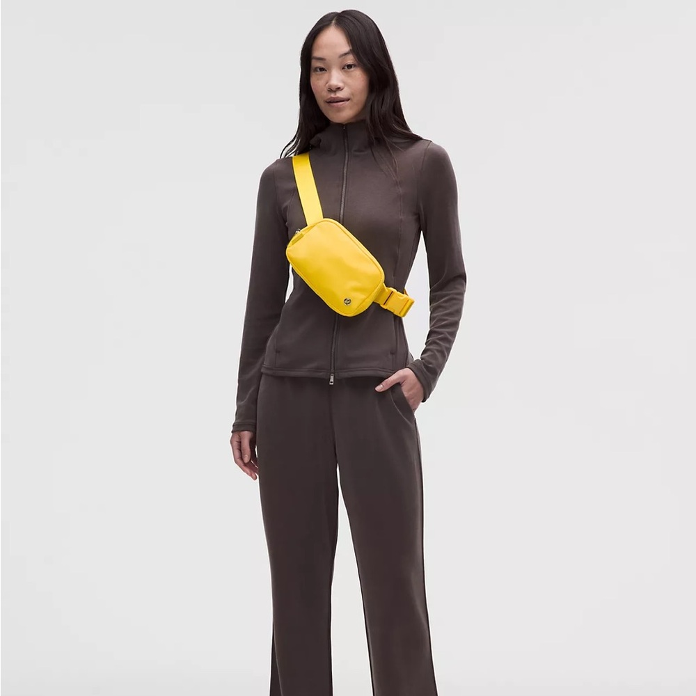 Lululemon Everywhere Belt Bag 1L- Lemon Lush/Silver